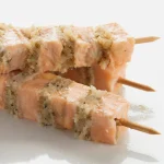 Spiedini di salmone, pane panko ed erbe aromatiche