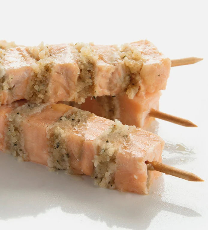 Spiedini di salmone, pane panko ed erbe aromatiche